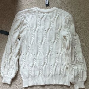 Light white sweater. New with pearls